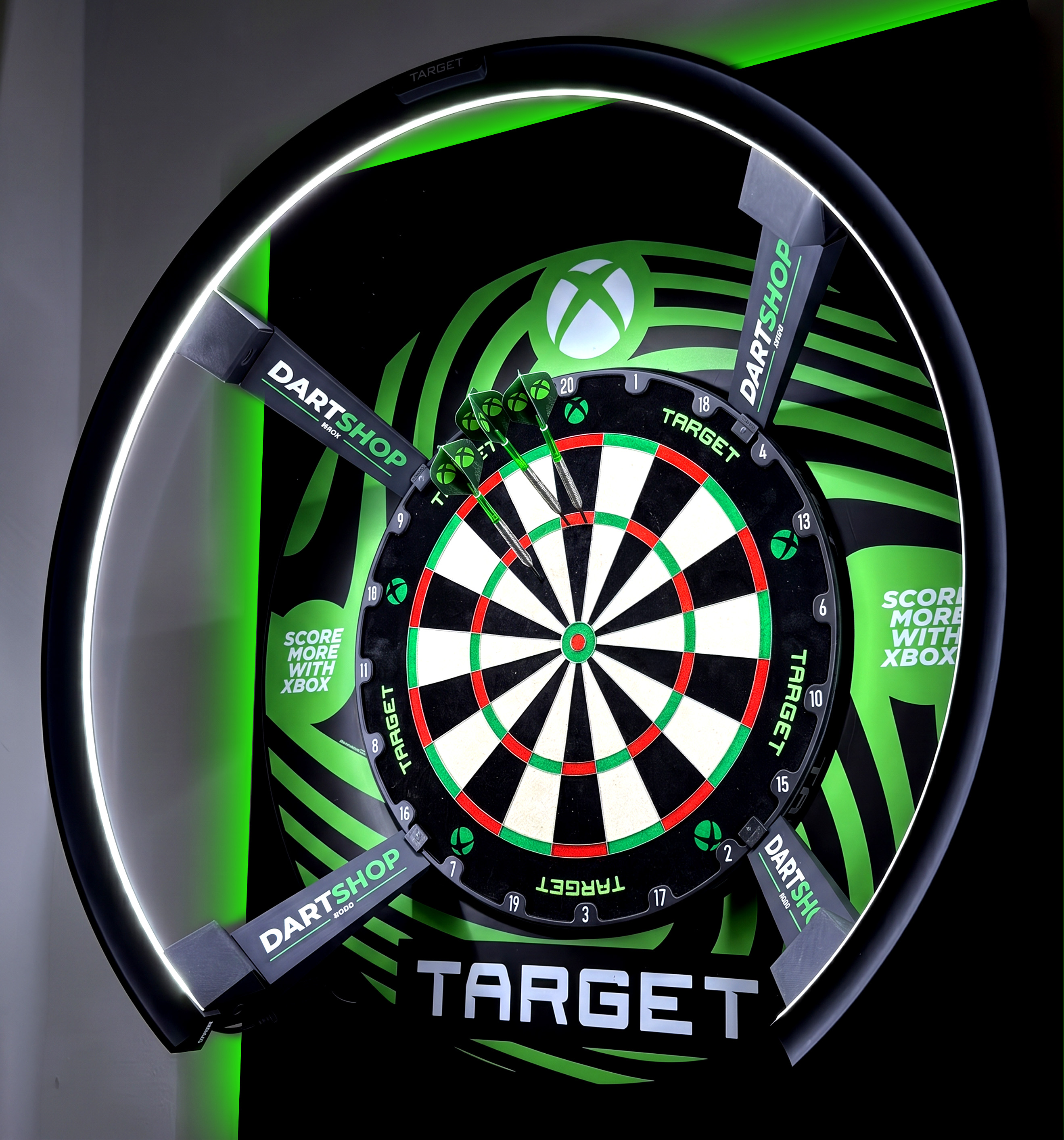Grüne Dartpfeile im Bullseye eines Dartboards